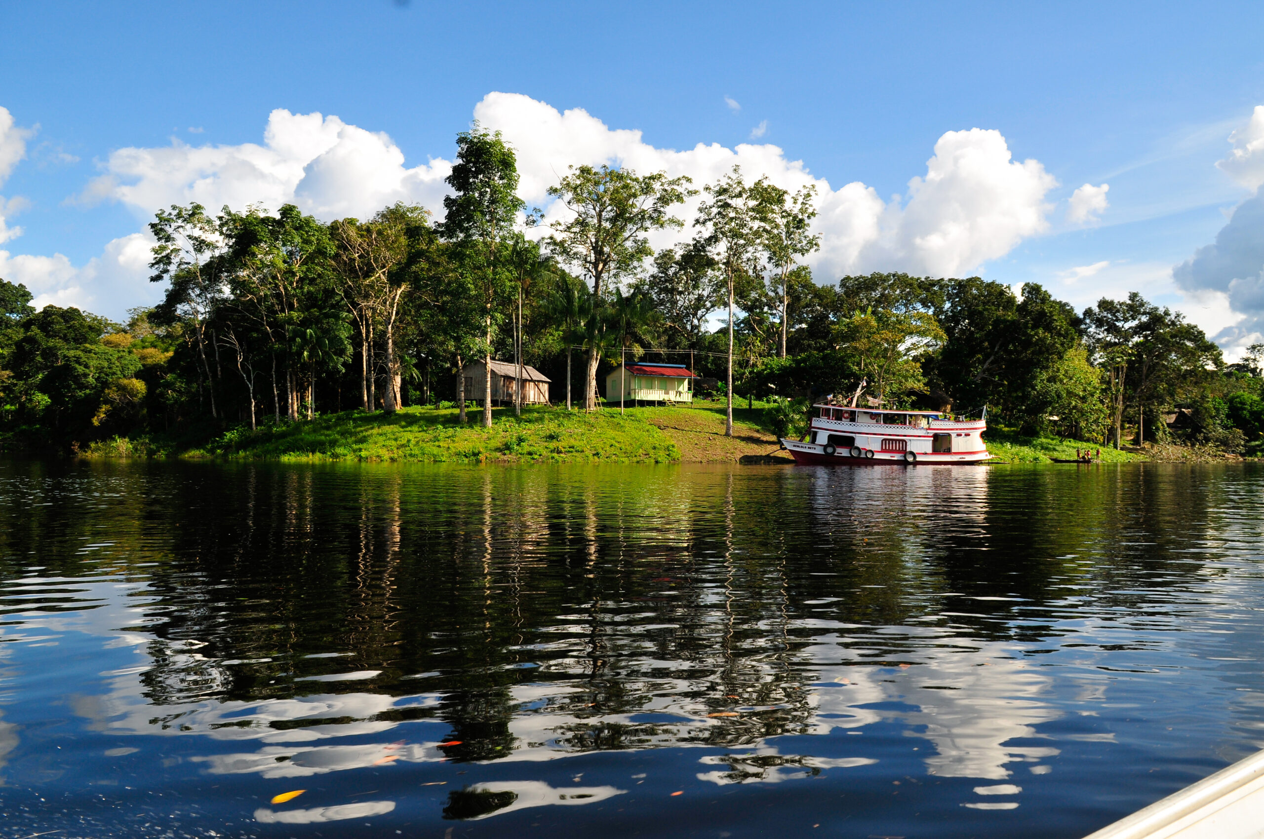 A house and riverboat on the Amazon riverbank, Brazil.

Photo by Neil Palmer/CIAT

cifor.org

blog.cifor.org

If you use one of our photos, please credit it accordingly and let us know. You can reach us through our Flickr account or at: cifor-mediainfo@cgiar.org and m.edliadi@cgiar.org